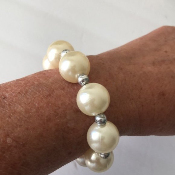 Stretch Bracelet Faux Pearl w Silver Studs - Picture 4 of 4